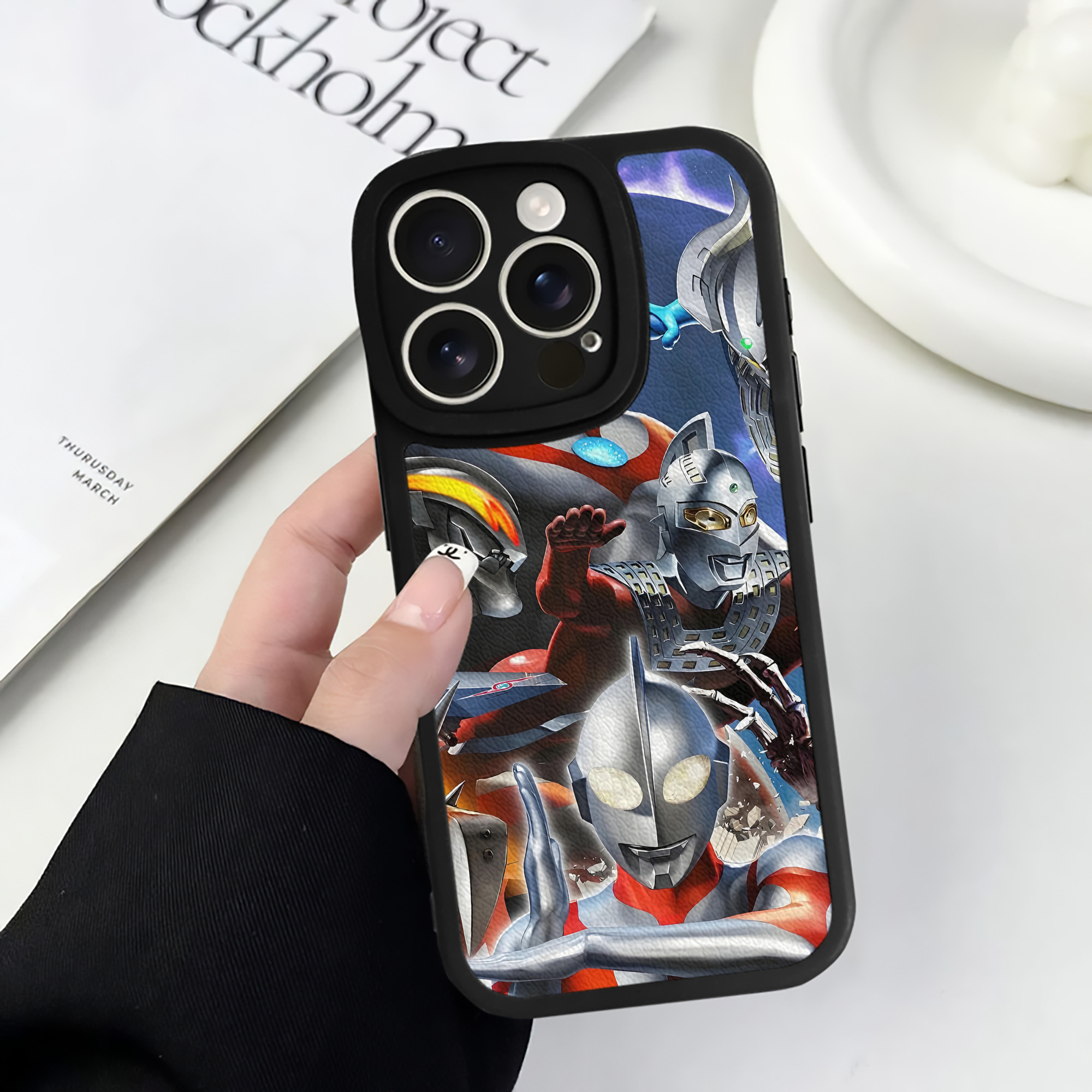 （画像用） ウルトラマン Ultraman 【iPhone 16シリーズ対応】シリコンスマホケース（レザー調） 材質：シリコン